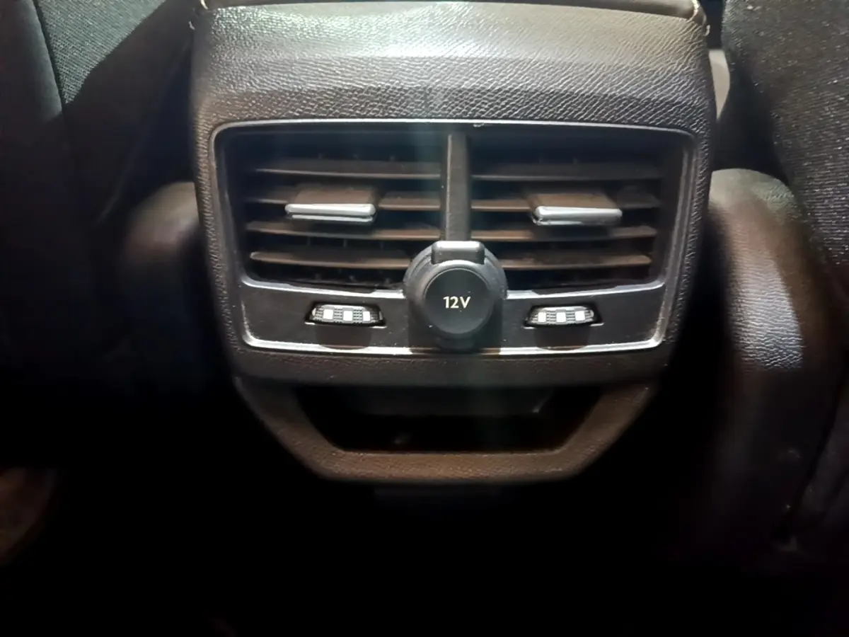 Gros plan sur la prise 12V et les aérateurs arrière noirs du Peugeot 3008 GT Line gris foncé, version 2020.