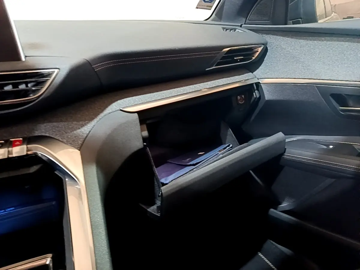 Intérieur PEUGEOT 3008 GT LINE 2020, vue côté passager sur boîte à gants ouverte avec tableau de bord gris foncé.