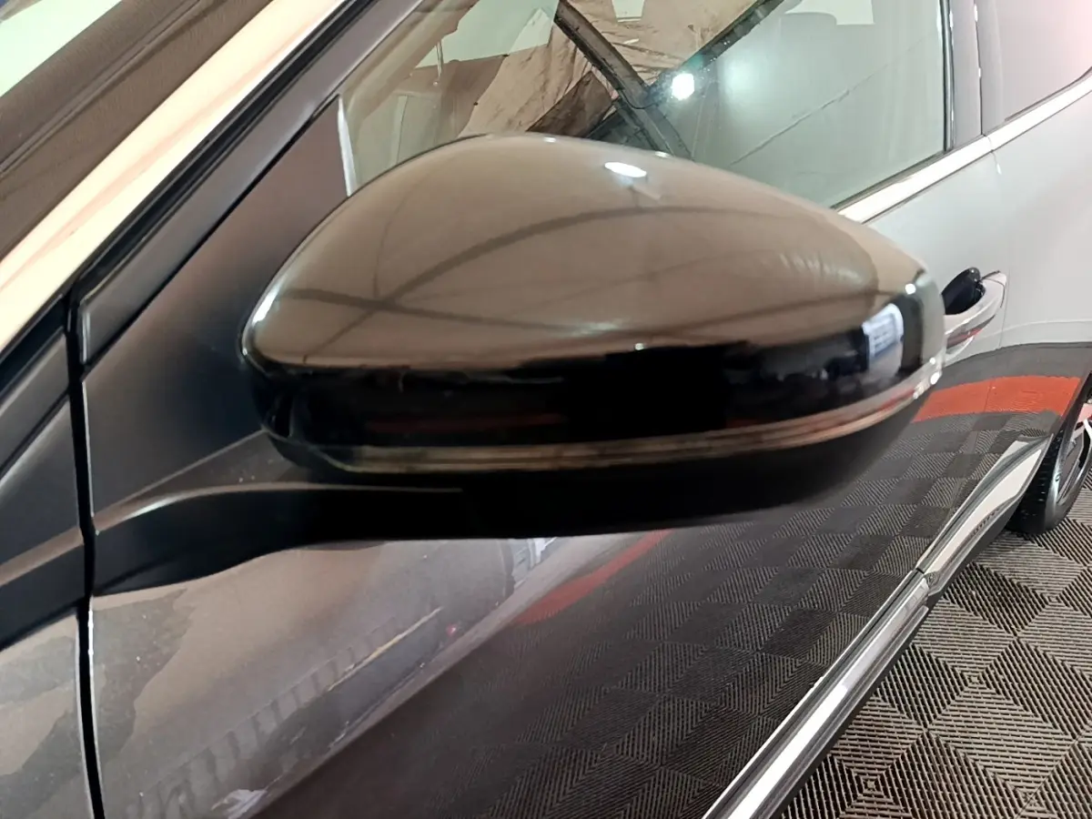 Rétroviseur côté gauche gris foncé du Peugeot 3008 GT Line 2020, avec clignotant intégré visible en gros plan.