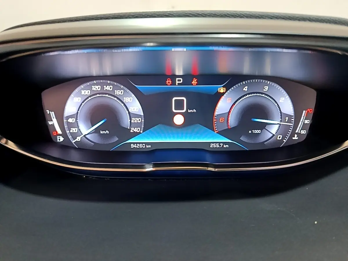 Tableau de bord numérique de Peugeot 3008 2020, affichage 12,3 pouces avec vitesse et compte-tours en bleu.