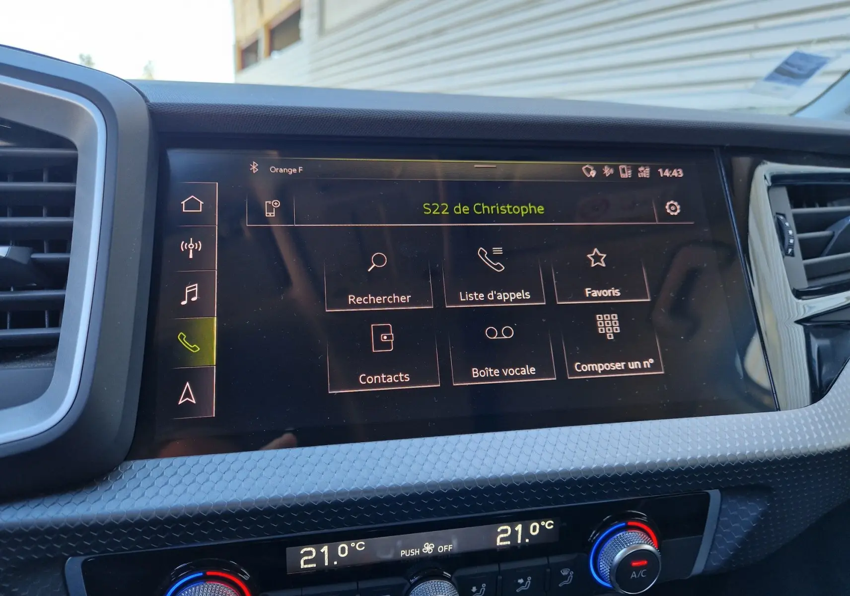 Vue rapprochée de l’écran tactile central et de la console de climatisation d’une Audi A1 Sportback 2020.