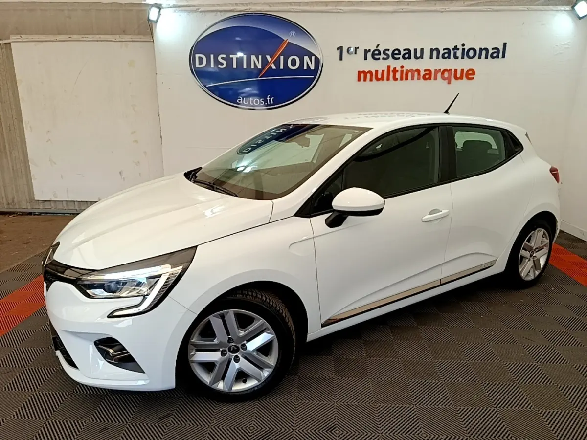 Renault Clio Business Blue dCi 85 blanche vue en 3/4 avant droit, avec phares LED et jantes alliage visibles.