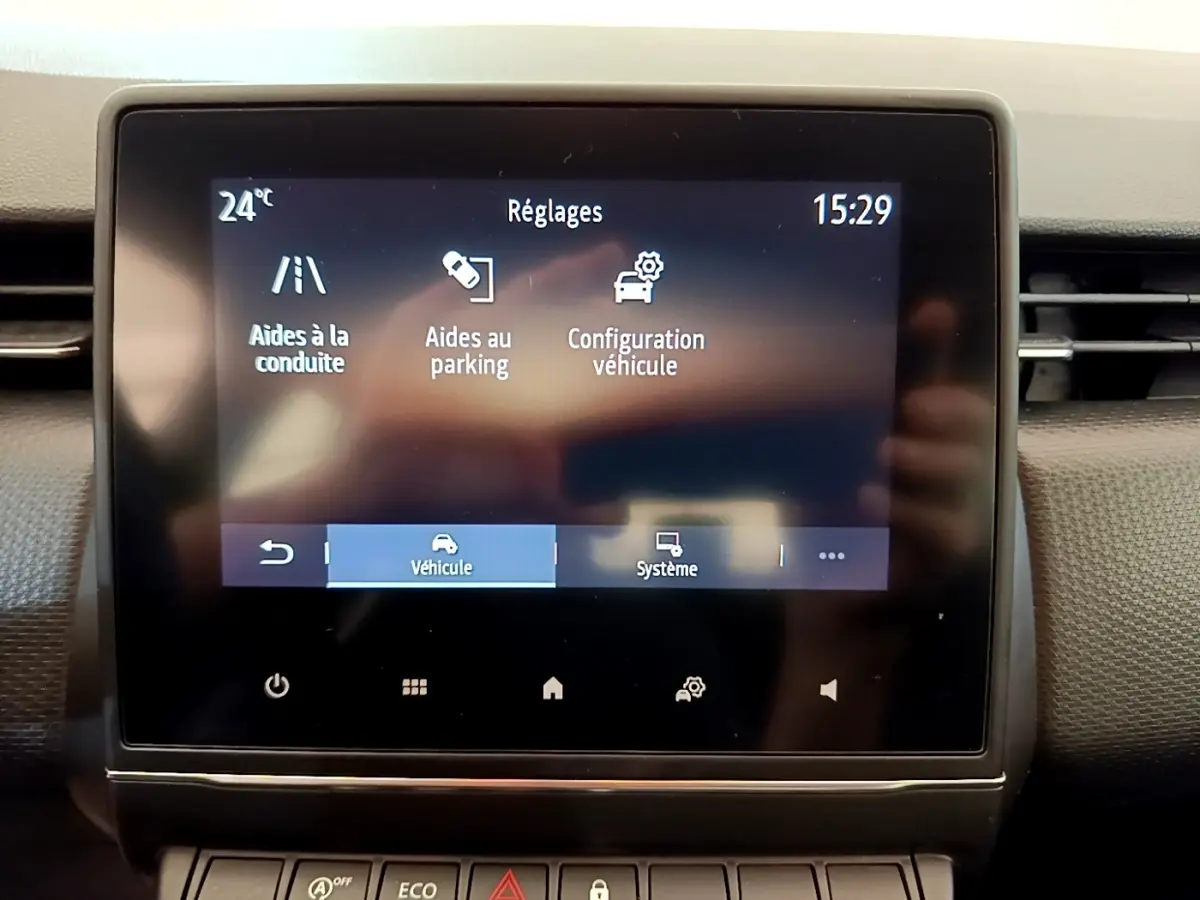 Écran tactile central affichant les réglages d’aide à la conduite dans une Renault Clio Business Blue dCi 85 de 2020.