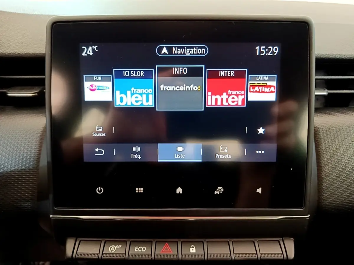 Écran tactile central de la Renault Clio Business Blue dCi 85 2020 affichant les stations radio, vue frontale intérieure.