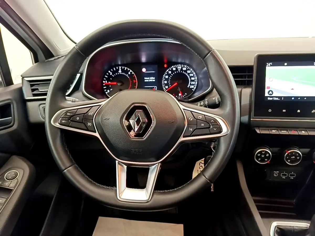 Vue intérieure centrée sur le volant noir de la Renault Clio Business Blue dCi 85 avec tableau de bord et écran tactile.