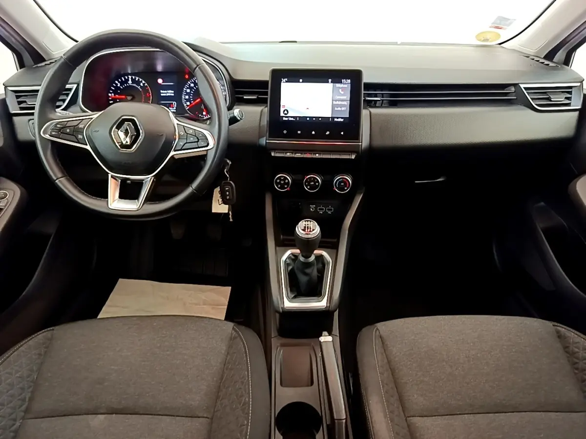 Vue intérieure avant de la Renault Clio Business Blue dCi 85 2020, tableau de bord noir avec écran tactile central et volant multifonction.