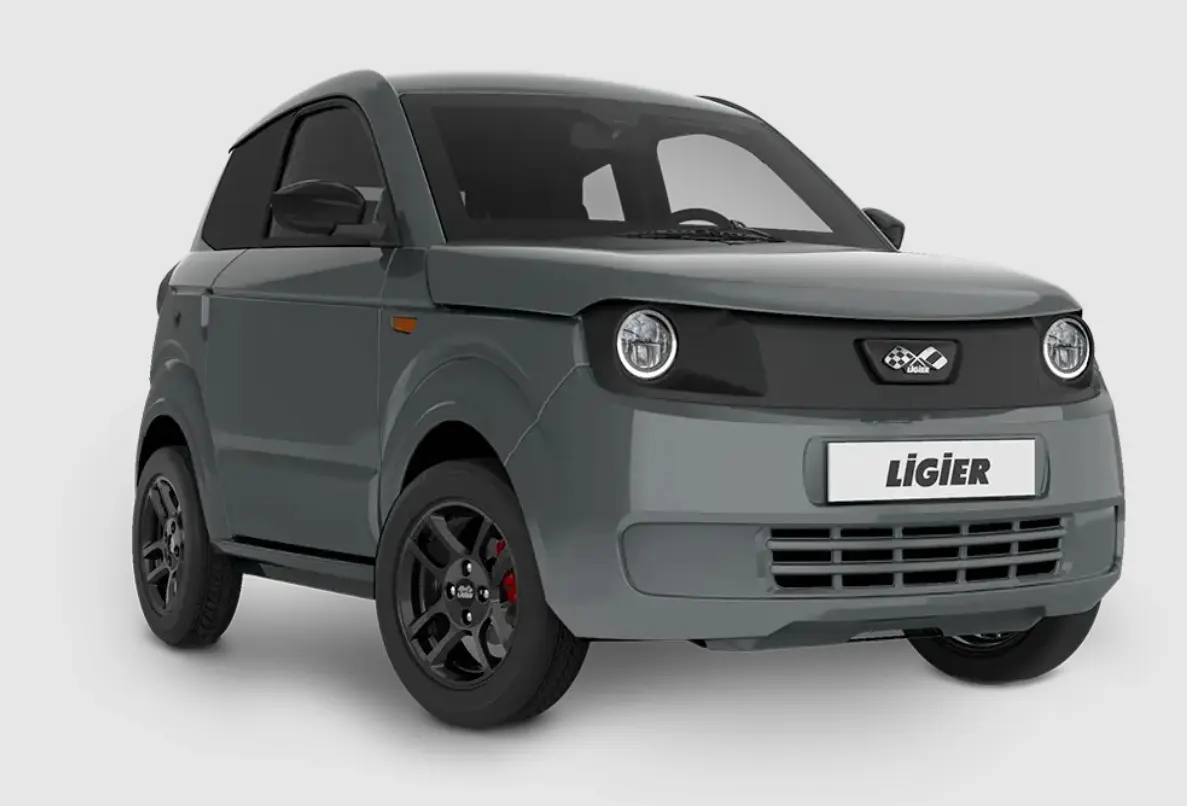 LIGIER Myli 0.5 REVO D+ gris clair vue 3/4 avant avec jantes alu noires et vitres arrière surteintées.