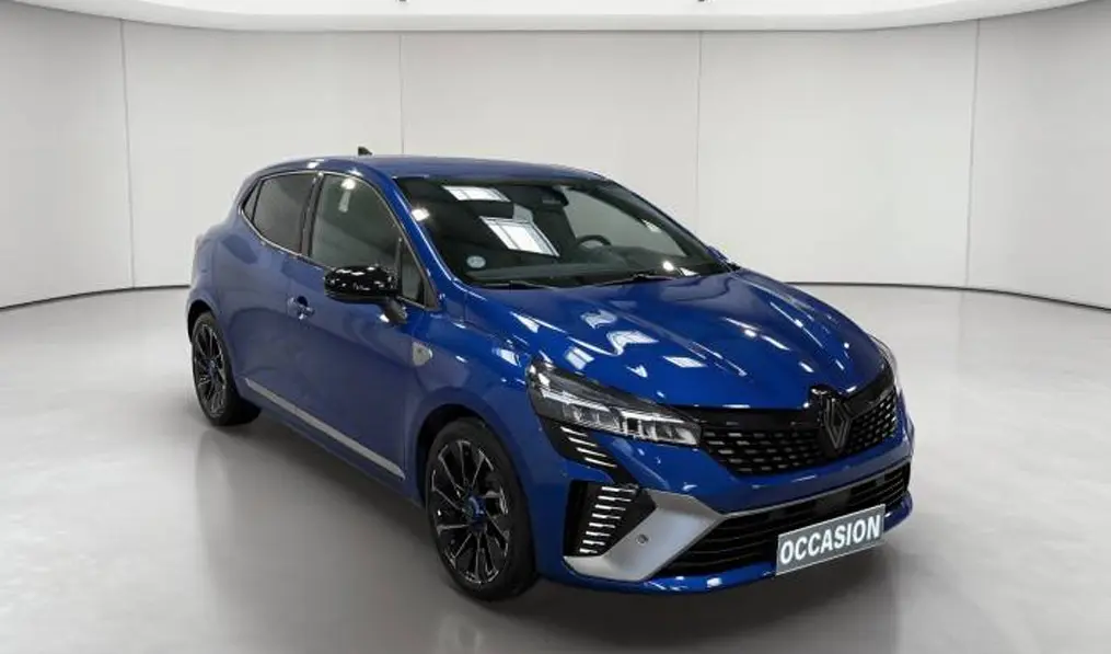 Renault Clio Esprit Alpine E-Tech 2024 bleu, vue 3/4 avant droit avec jantes noires et calandre distinctive.
