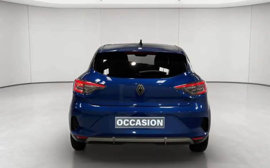 Vue avant d'une Renault Clio Esprit Alpine E-Tech hybride 2024 bleu profond avec calandre noire et feux LED distinctifs.