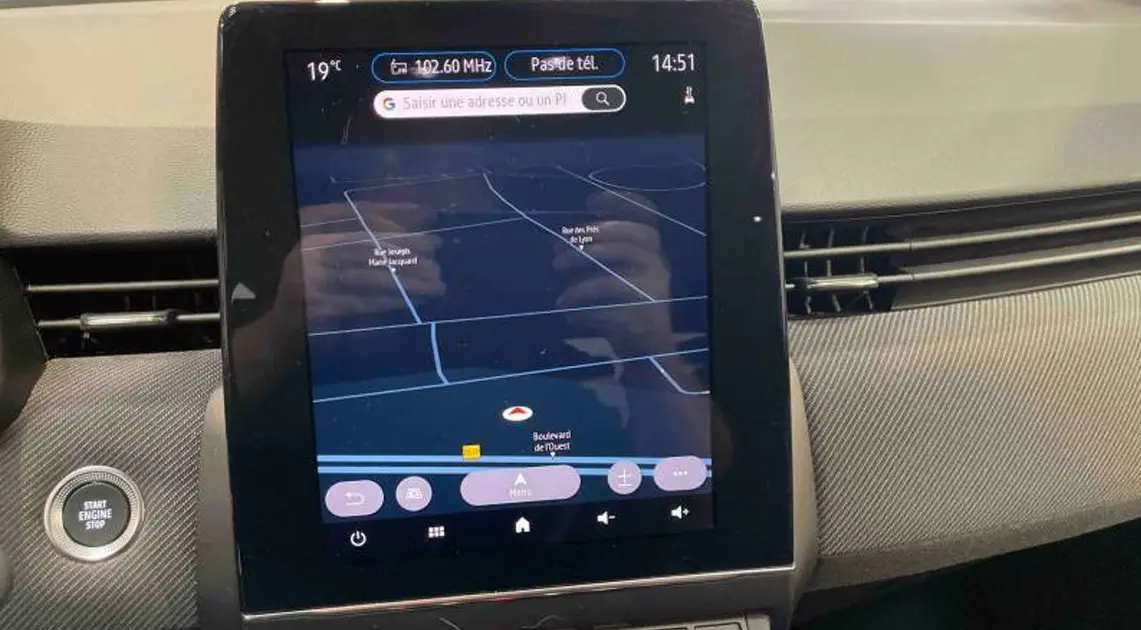 Vue arrière d'une Renault Clio Esprit Alpine E-Tech 2024 bleu foncé dans un studio lumineux.