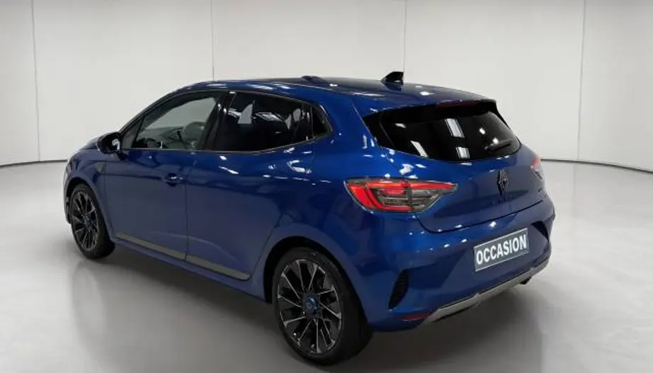 Vue 3/4 arrière droite d'une Renault Clio Esprit Alpine E-Tech 2024 bleu électrique avec jantes noires distinctives.