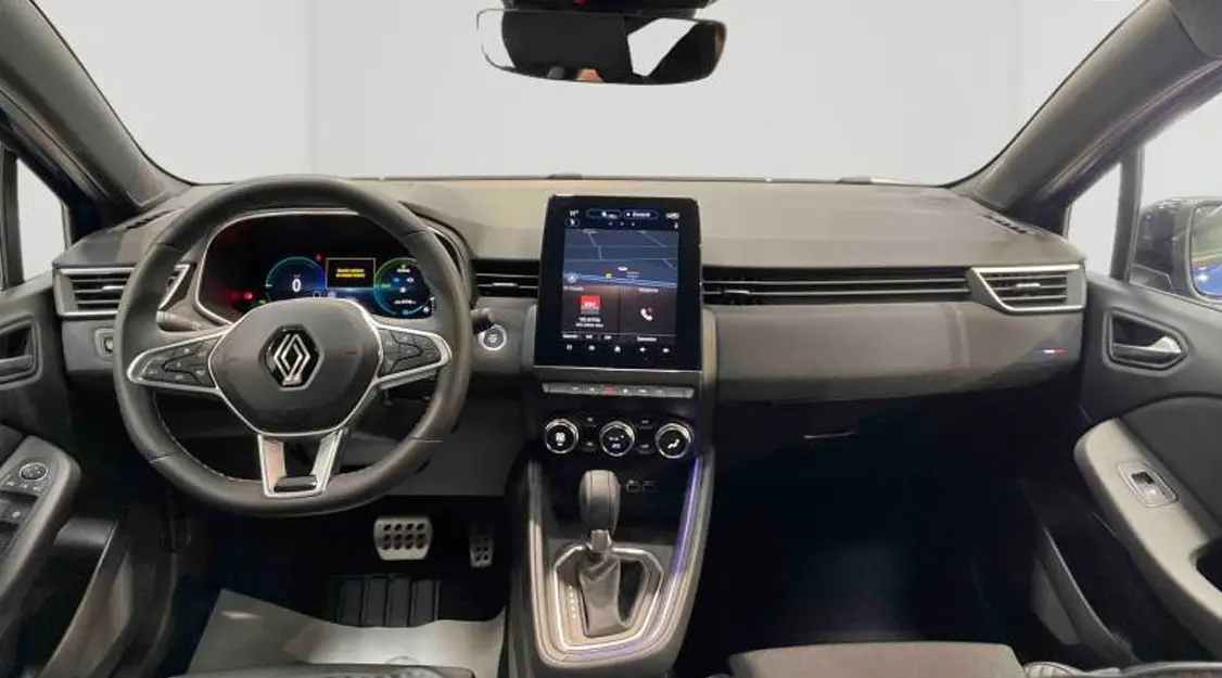 Renault Clio Esprit Alpine E-Tech 2024 bleu, vue 3/4 avant avec phares LED et jantes noires distinctives.