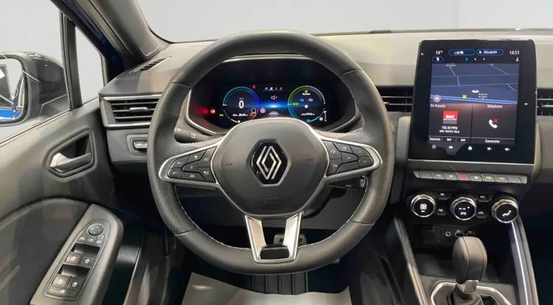 Vue 3/4 arrière droite d'une Renault Clio Esprit Alpine E-Tech 2024 bleu foncé avec jantes noires et feux LED distinctifs.