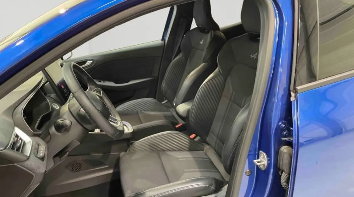 Intérieur noir de la Renault Clio Esprit Alpine E-Tech 2024, vue frontale sur tableau de bord et écran tactile vertical.