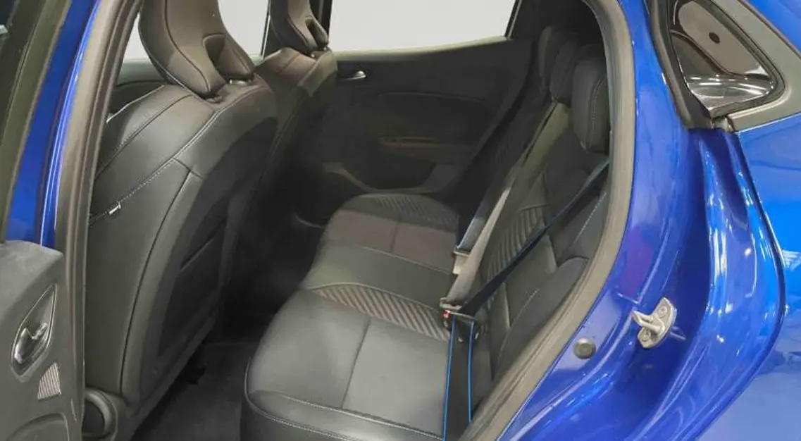 Vue intérieure centrée sur le volant noir et l’écran tactile vertical du tableau de bord de la Renault Clio Esprit Alpine E-Tech.
