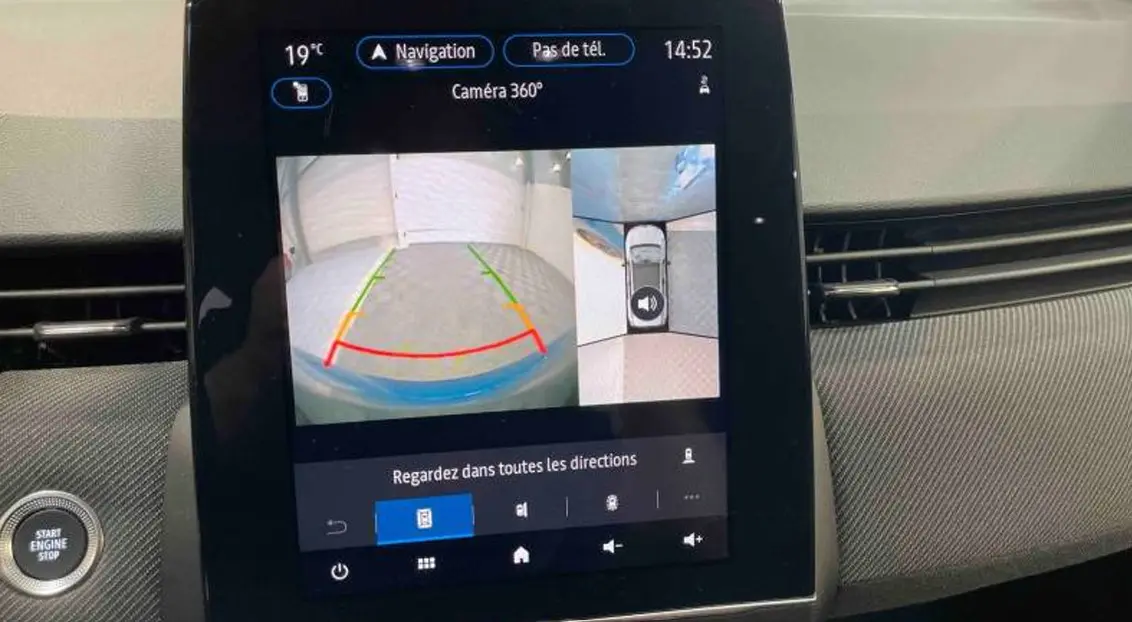 Vue intérieure côté conducteur de la Renault Clio Esprit Alpine E-Tech 2024 avec sièges sport noirs et volant cuir.