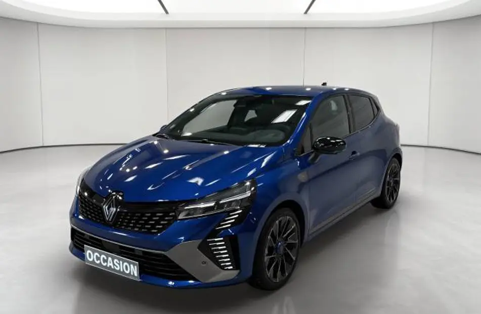 Vue côté droit sur l'intérieur arrière bleu vif de la Renault Clio Esprit Alpine E-Tech avec sièges noirs en cuir et tissu.