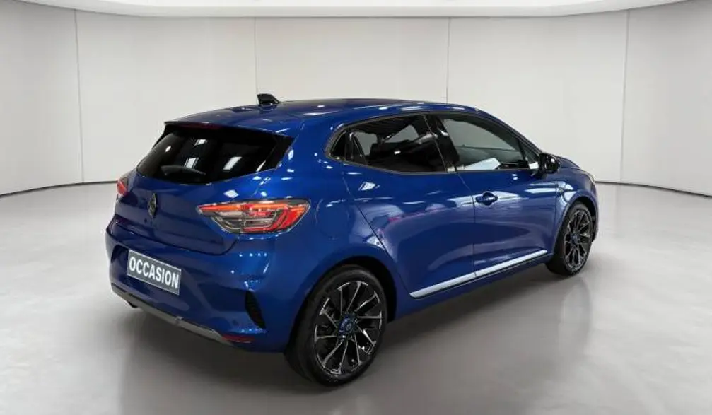 Écran tactile central montrant la caméra 360° de la Renault Clio Esprit Alpine hybride, intérieur gris.