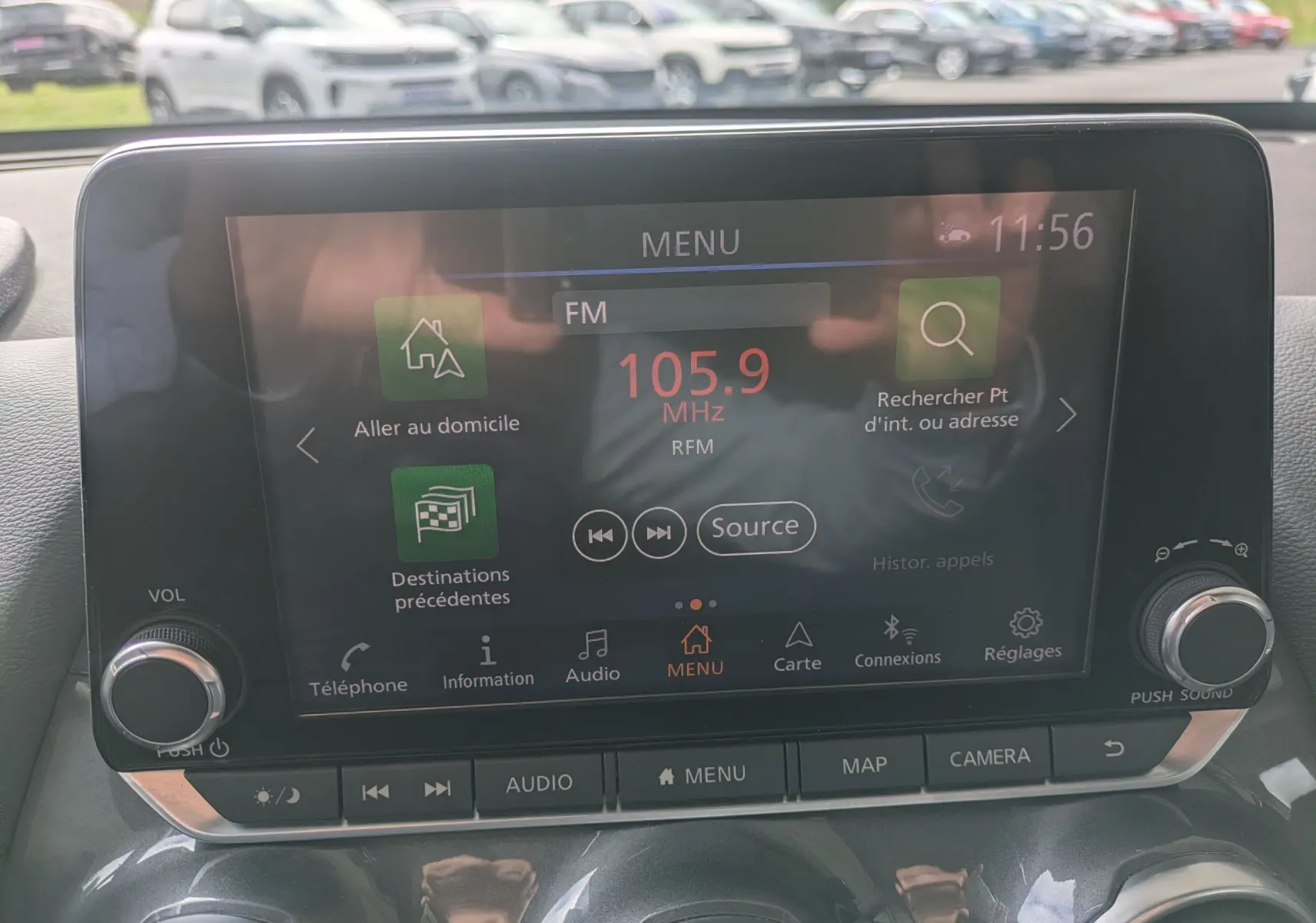 Écran tactile central du Nissan Juke rouge 2020, affichant le menu radio FM avec commandes audio visibles.