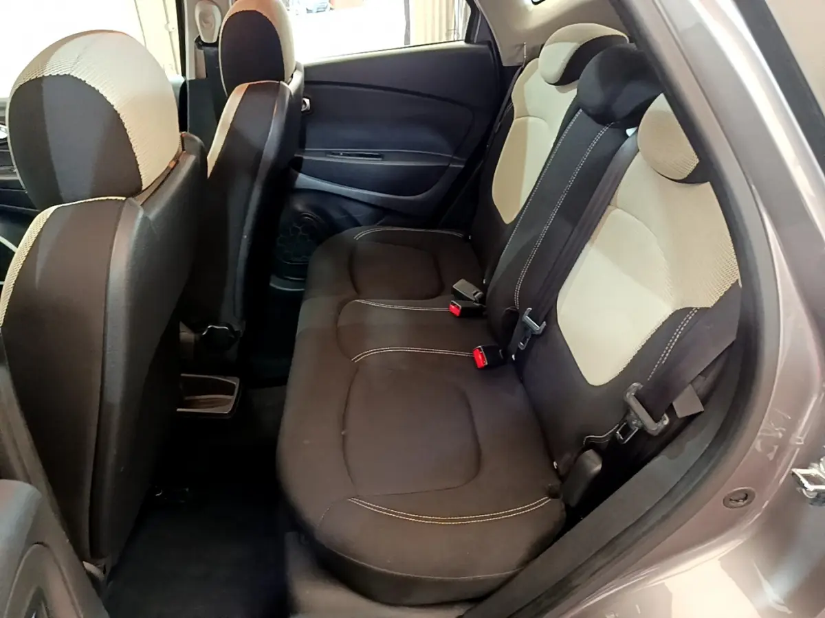 Vue intérieure côté droit sur la banquette arrière bicolore beige et noir du Renault Captur gris foncé 2018.