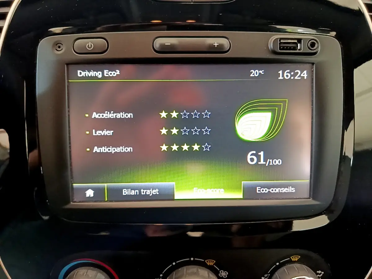 Écran tactile central du tableau de bord du Renault Captur Business gris foncé affichant le score Eco² à 61/100.