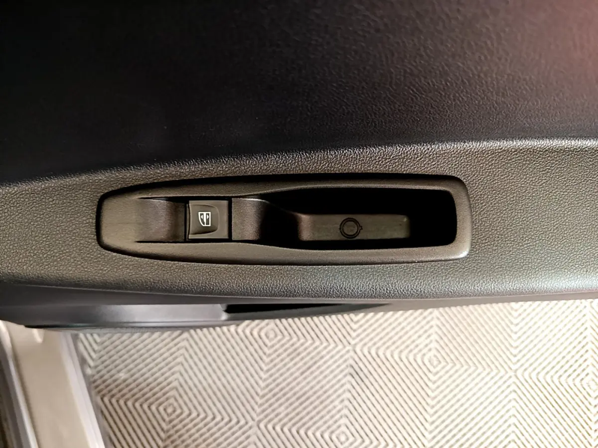 Gros plan sur la commande de lève-vitre côté conducteur du Renault Captur gris foncé Business ENERGY TCe 90 E6C 2018.