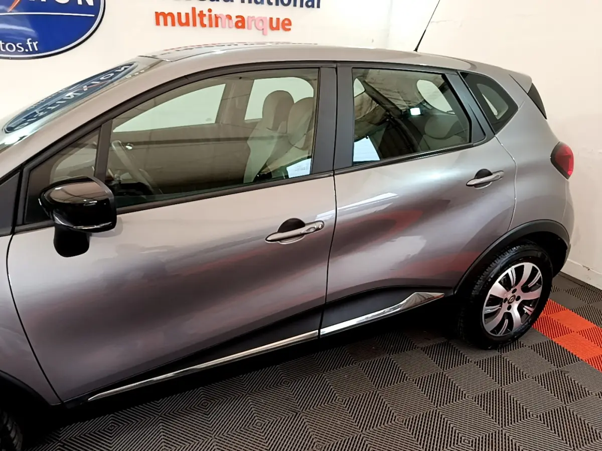 Profil côté gauche du Renault Captur gris foncé 2018 avec jantes alliage et rétroviseurs noirs brillants.