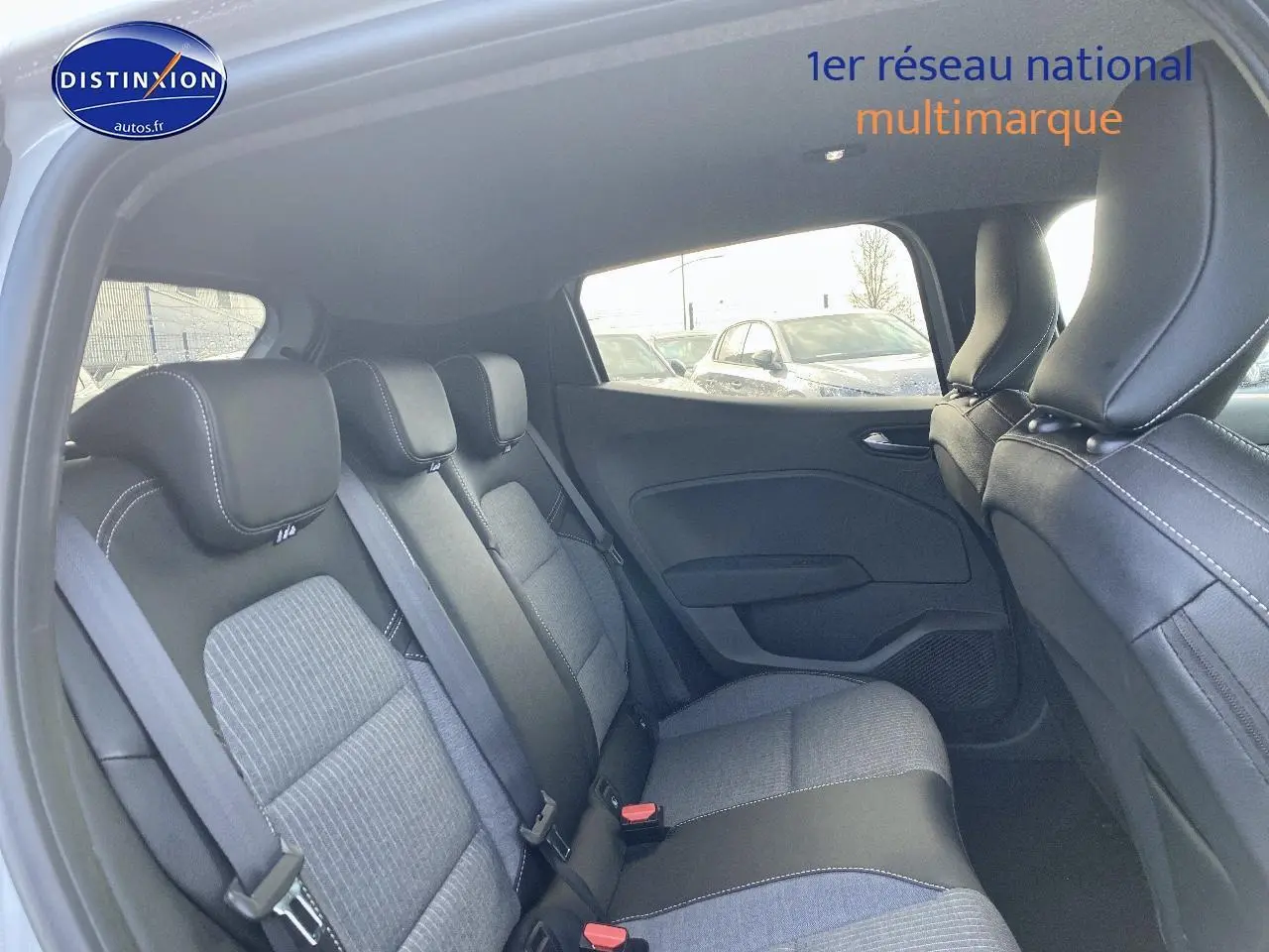 Vue intérieure côté droit sur la banquette arrière gris/noir de la Renault Clio V 1.0 TCe 90 Techno 2025.