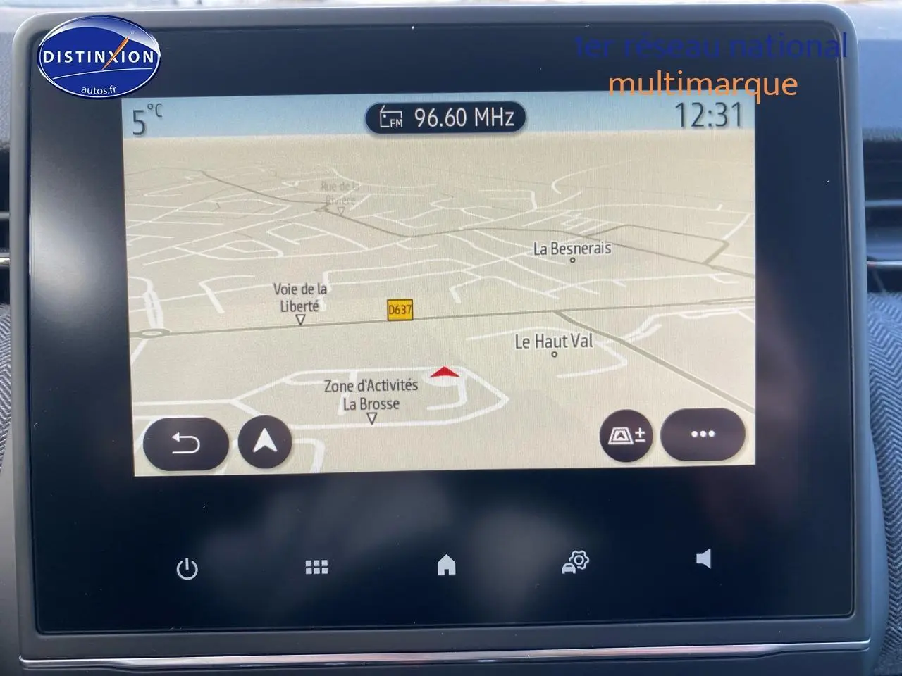 Écran tactile central affichant la navigation GPS dans un Renault Clio V gris Rafale, vue intérieure frontale.