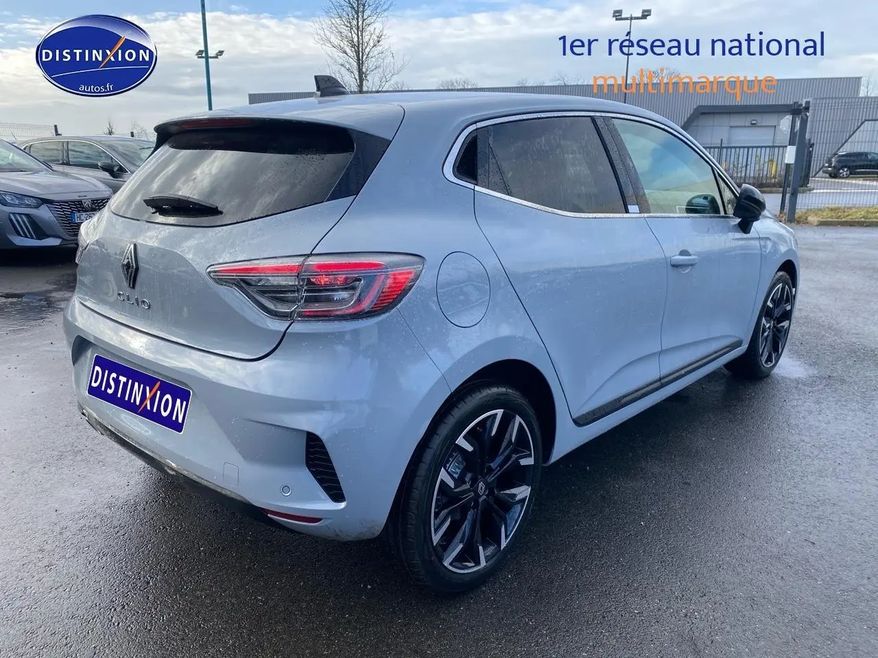 Vue 3/4 arrière droite d'une Renault Clio V gris rafale avec jantes alliage et feux arrière LED.