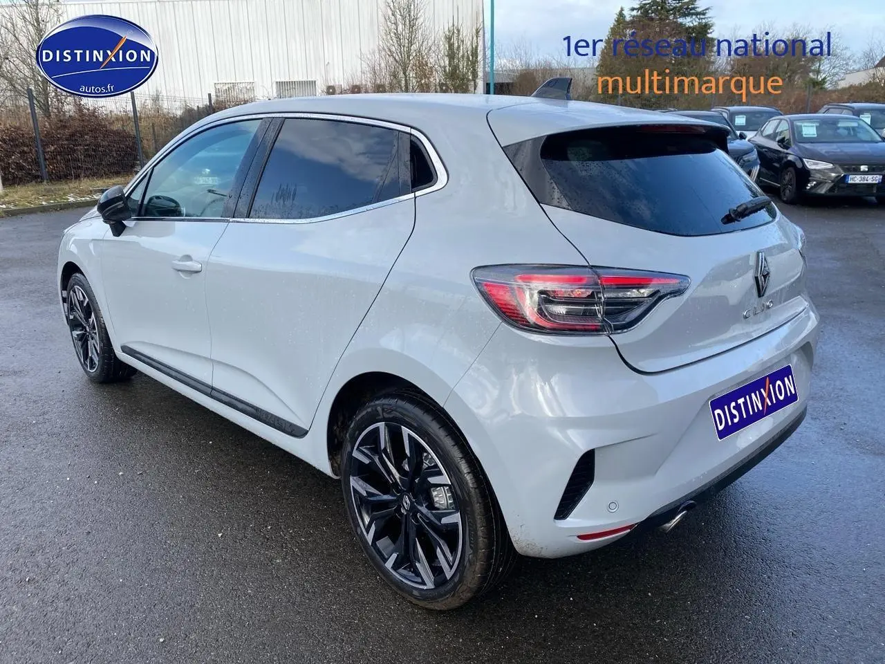 Renault Clio V gris rafale vue 3/4 arrière droit, jantes alu noires et vitres arrière surteintées.