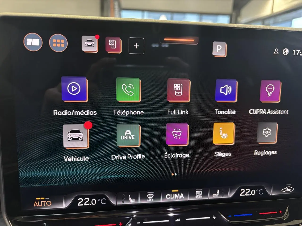 Écran tactile intérieur du système multimédia de la CUPRA Leon 2026 avec interface colorée et commandes climatiques.