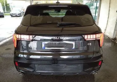 Vue arrière d’un LYNK & CO 01 PHEV noir 2022 avec feux LED allumés et lunette arrière dégivrante visible.