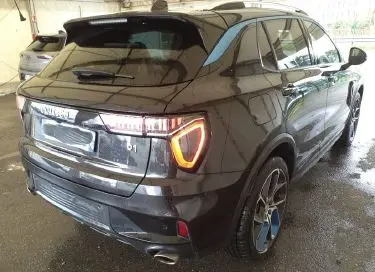 Vue 3/4 arrière droite d’un SUV LYNK & CO 01 PHEV noir avec feux arrière LED et jantes alliage 20 pouces.