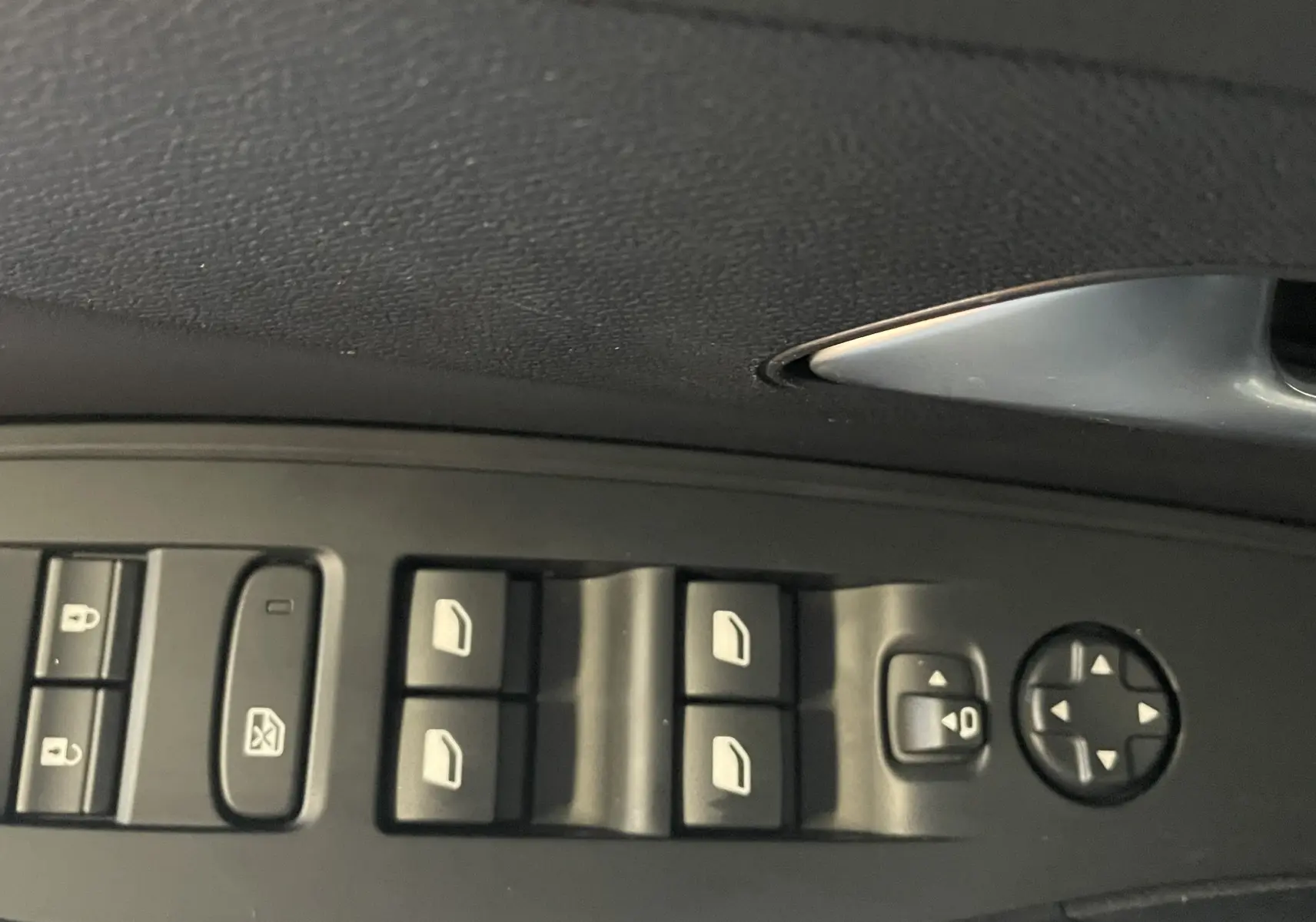 Panneau de commandes des vitres et rétroviseurs côté conducteur de Peugeot 308 Hybrid 145 bleu Obsession, intérieur noir.