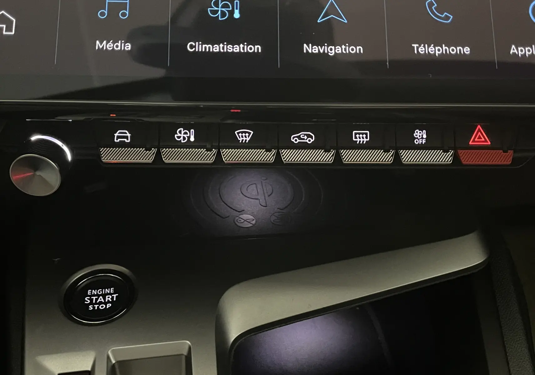 Vue rapprochée du tableau de bord de la Peugeot 308 Hybrid 145 e-DCS6 Allure 2025, boutons de commande éclairés et bouton start/stop.