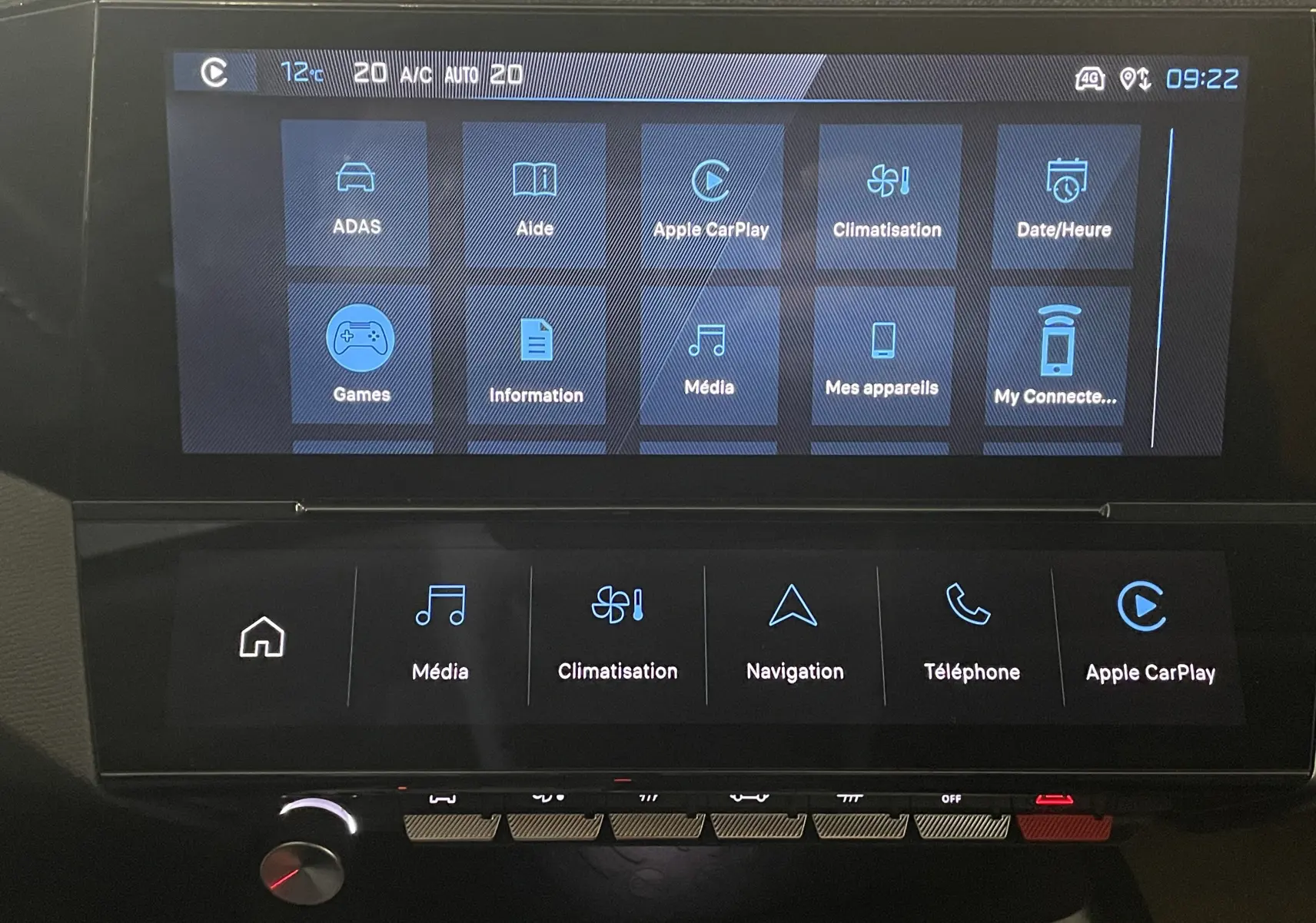 Écran tactile central de la Peugeot 308 Hybrid 2025 affichant les menus multimédia, climatisation et navigation en intérieur noir.