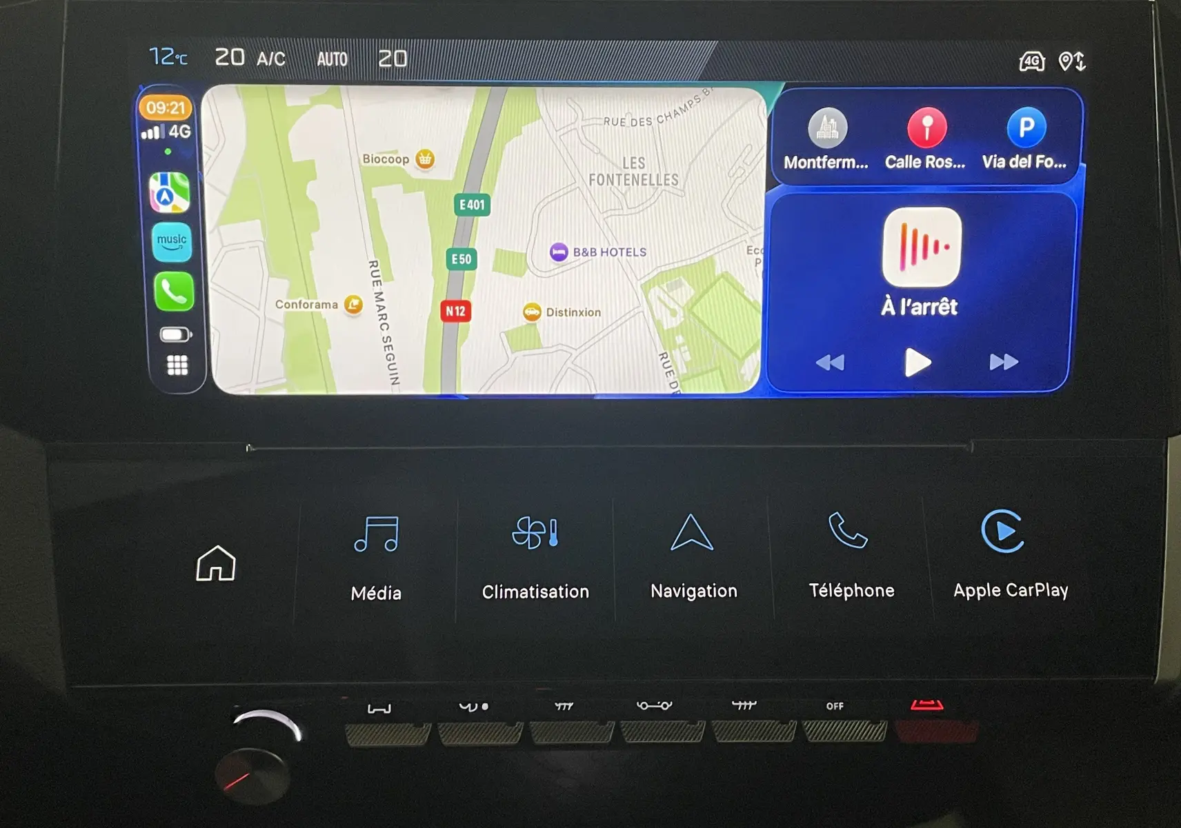 Écran tactile central de la Peugeot 308 Hybrid 145 e-DCS6 Allure 2025 affichant la navigation et les options multimédia.