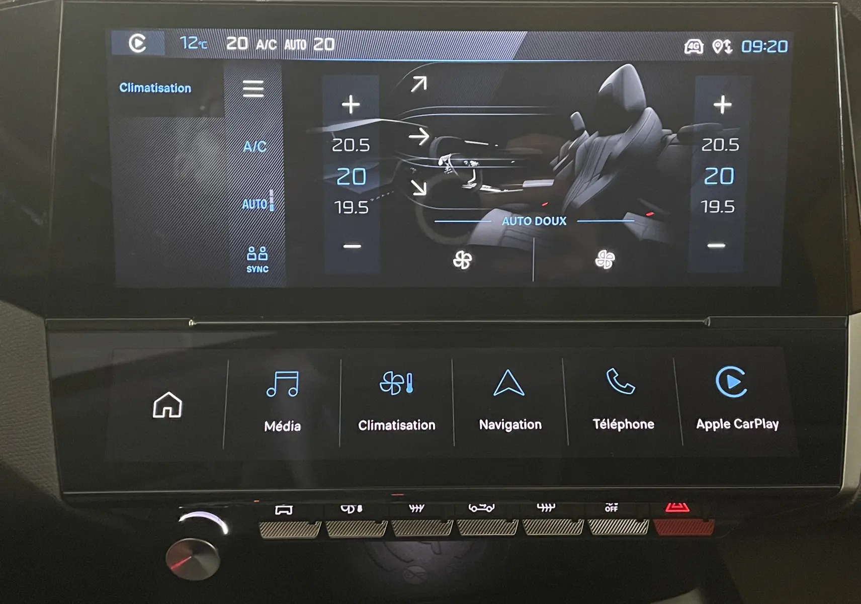 Écran tactile central de la Peugeot 308 Hybrid 145 e-DCS6 Allure 2025 affichant les réglages de climatisation et les options multimédia.