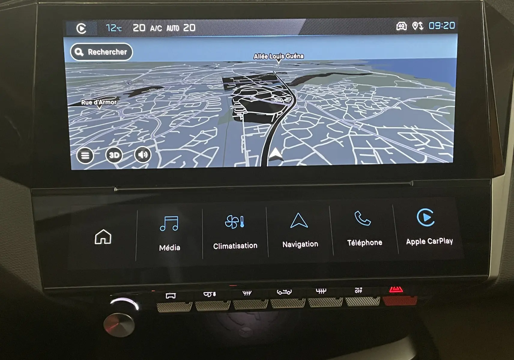Écran tactile central de la Peugeot 308 Hybrid 145 e-DCS6 Allure 2025 affichant la navigation GPS en vue 3D.