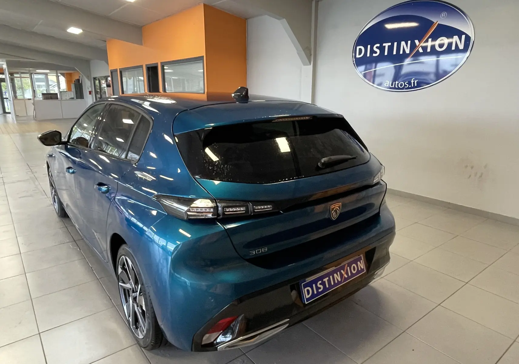 Peugeot 308 Hybrid 145 e-DCS6 Allure bleu obsession vue 3/4 arrière gauche en intérieur showroom.