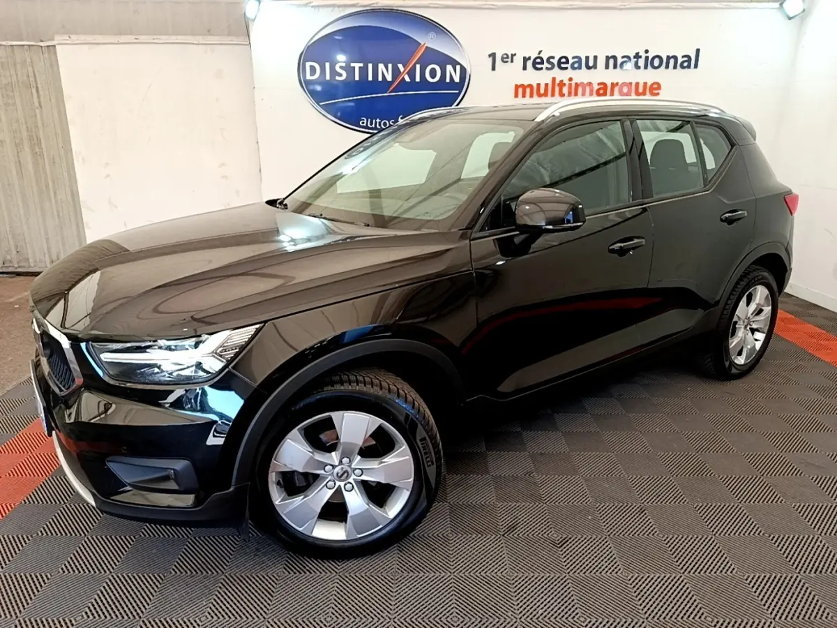 Vue 3/4 avant droit du Volvo XC40 noir 2020, avec jantes argentées et rétroviseurs assortis.