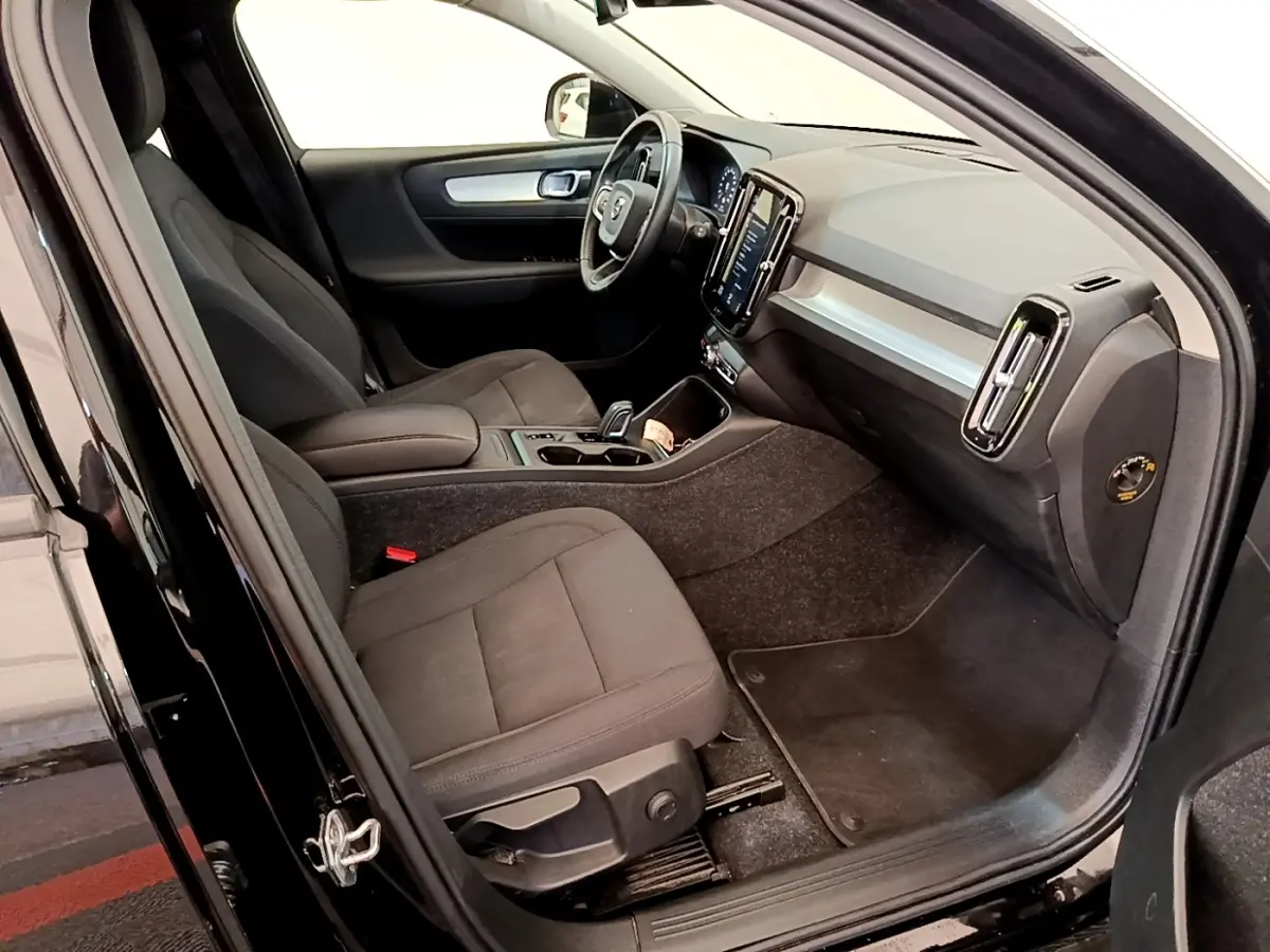 Intérieur noir du Volvo XC40 T2 2020 vu côté conducteur, avec tableau de bord moderne et écran tactile vertical.