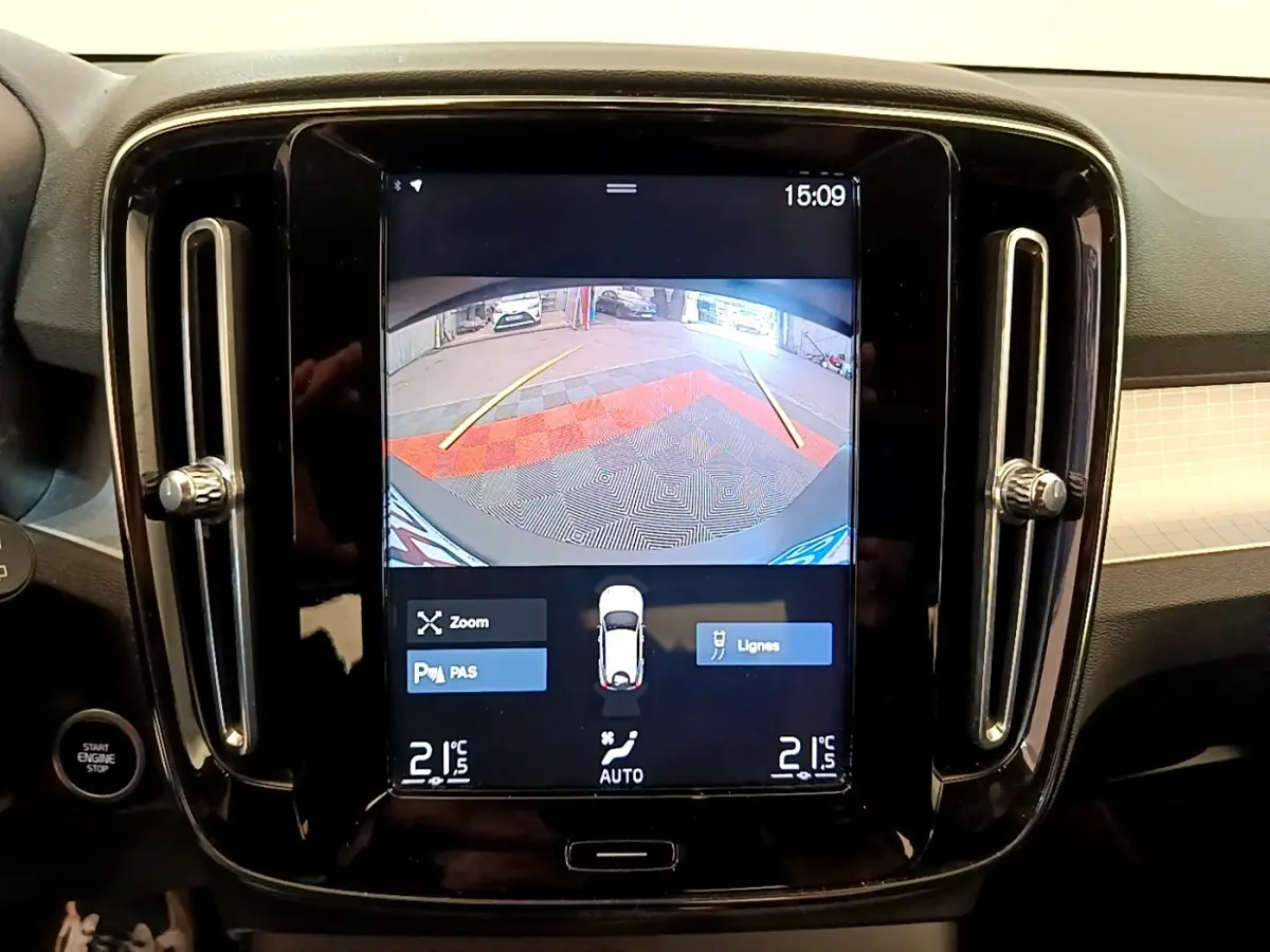 Écran tactile central affichant la caméra de recul dans l’habitacle noir du Volvo XC40 T2 Momentum 2020.