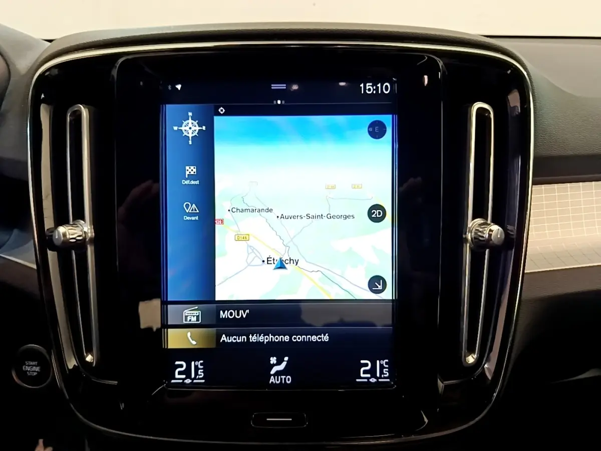 Vue intérieure centrée sur l'écran tactile noir du tableau de bord du Volvo XC40 T2 Momentum 2020.