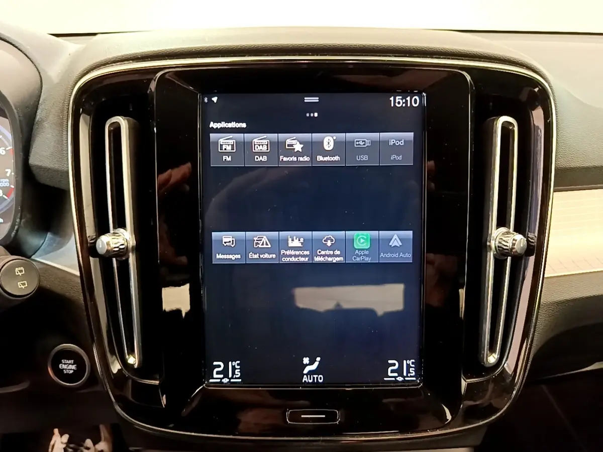 Écran tactile central 9 pouces du tableau de bord noir du Volvo XC40 T2 Momentum 2020, avec commandes climatisation.