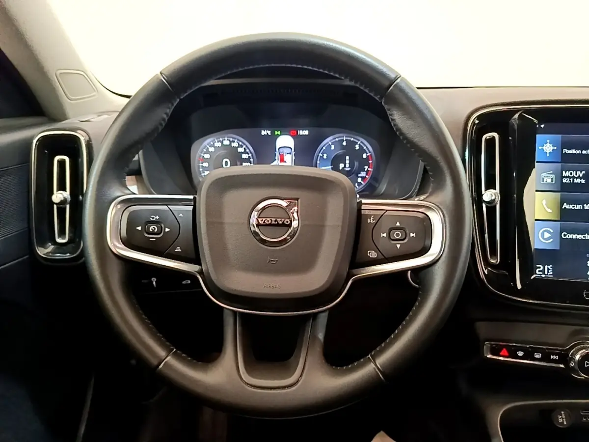 Vue centrée sur le volant noir de la Volvo XC40 T2 2020 avec tableau de bord numérique et écran tactile latéral.