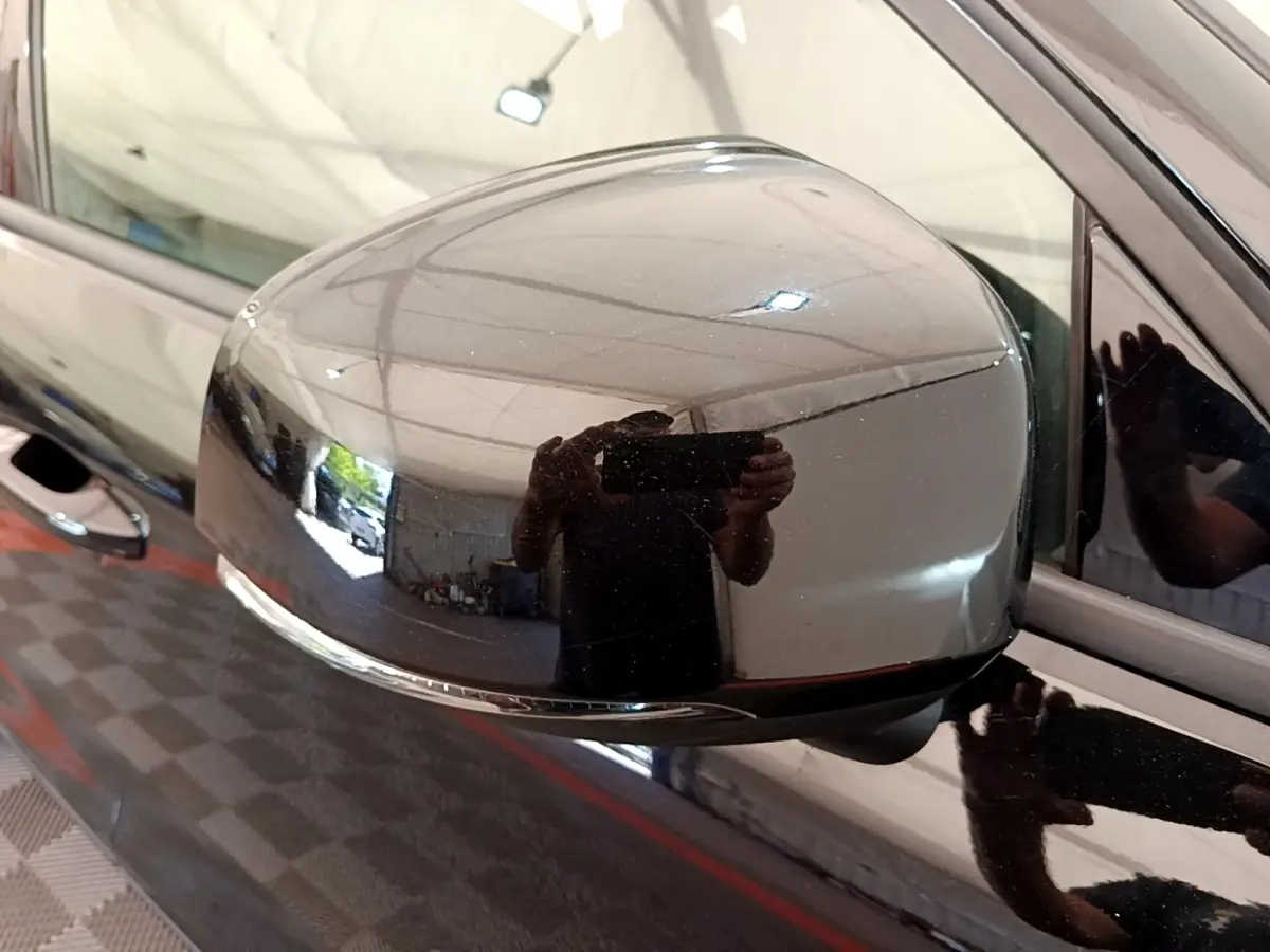 Rétroviseur extérieur droit noir brillant du Volvo XC40 T2 2020 avec clignotant intégré, vue rapprochée.