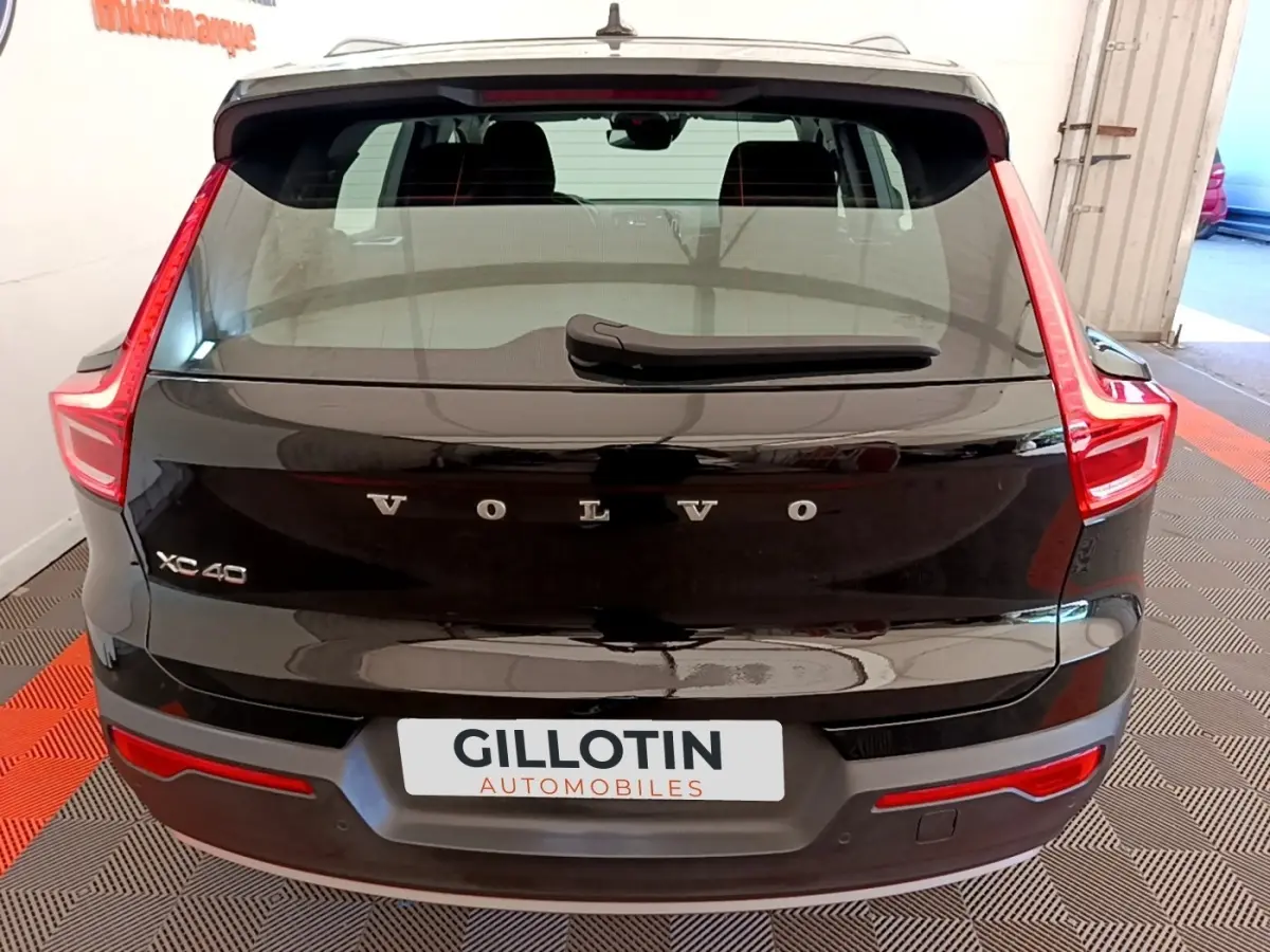 Vue arrière du Volvo XC40 noir, mettant en valeur ses feux LED verticaux et le logo distinctif sur le hayon.