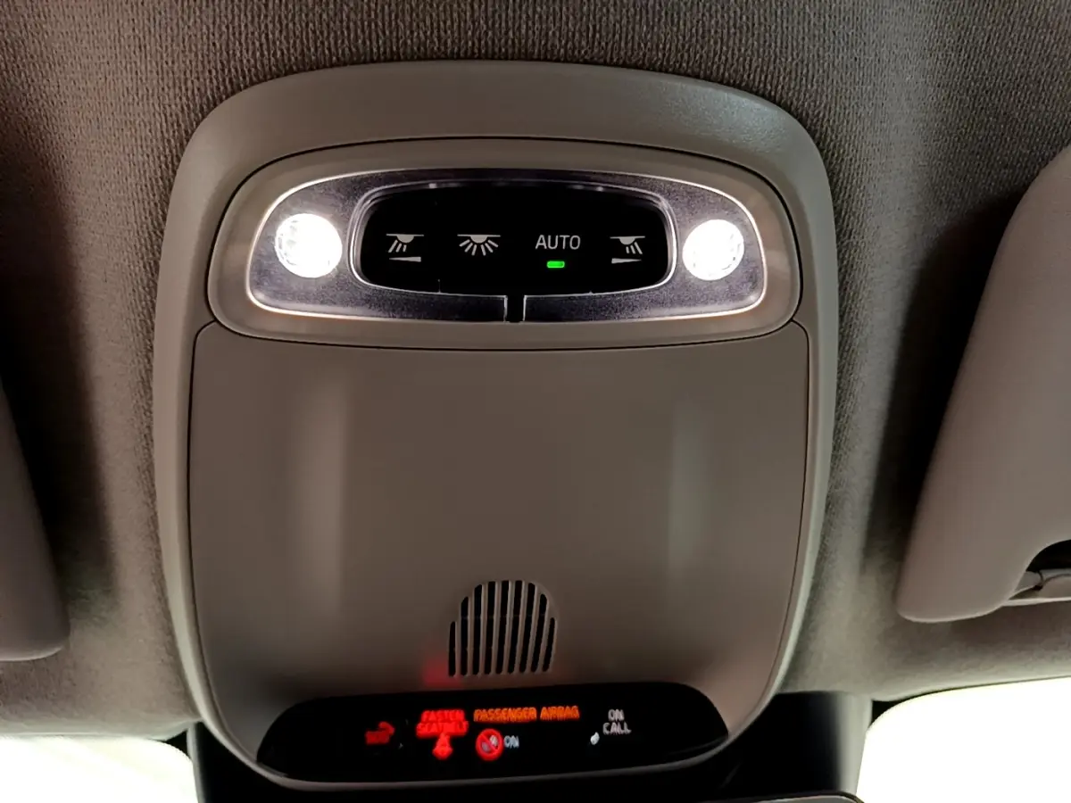 Vue intérieure en gros plan du plafonnier avec éclairage et indicateurs du Volvo XC40 T2 noir de 2020.